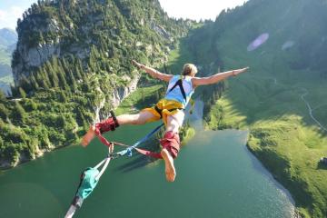 开云官网-时空折叠的终场哨，当阿拉巴在NBA赛场踢进制胜任意球