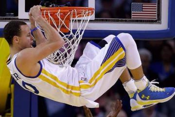 开云体育app-绝对力量的两种诠释，当钢铁战车碾过热带丛林，王者以孤独引领胜利