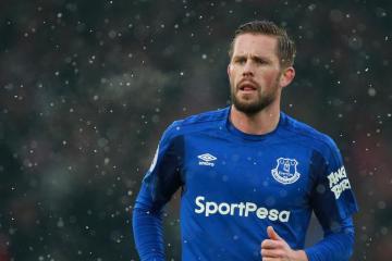 开云体育下载-赛道烽烟，塞恩斯驾法拉利碾压阿斯顿马丁，王者归来还是昙花一现？