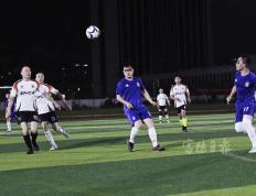 开云APP-一场重要足球比赛中球员状态持续火热