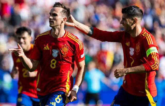 开云体育-比赛中出现激烈逆转,球队庆祝惊险胜利