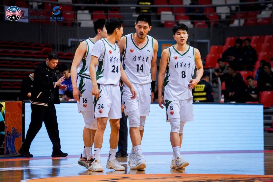 开云体育下载-篮球锦标赛冠军争夺激烈，球员表现抢眼