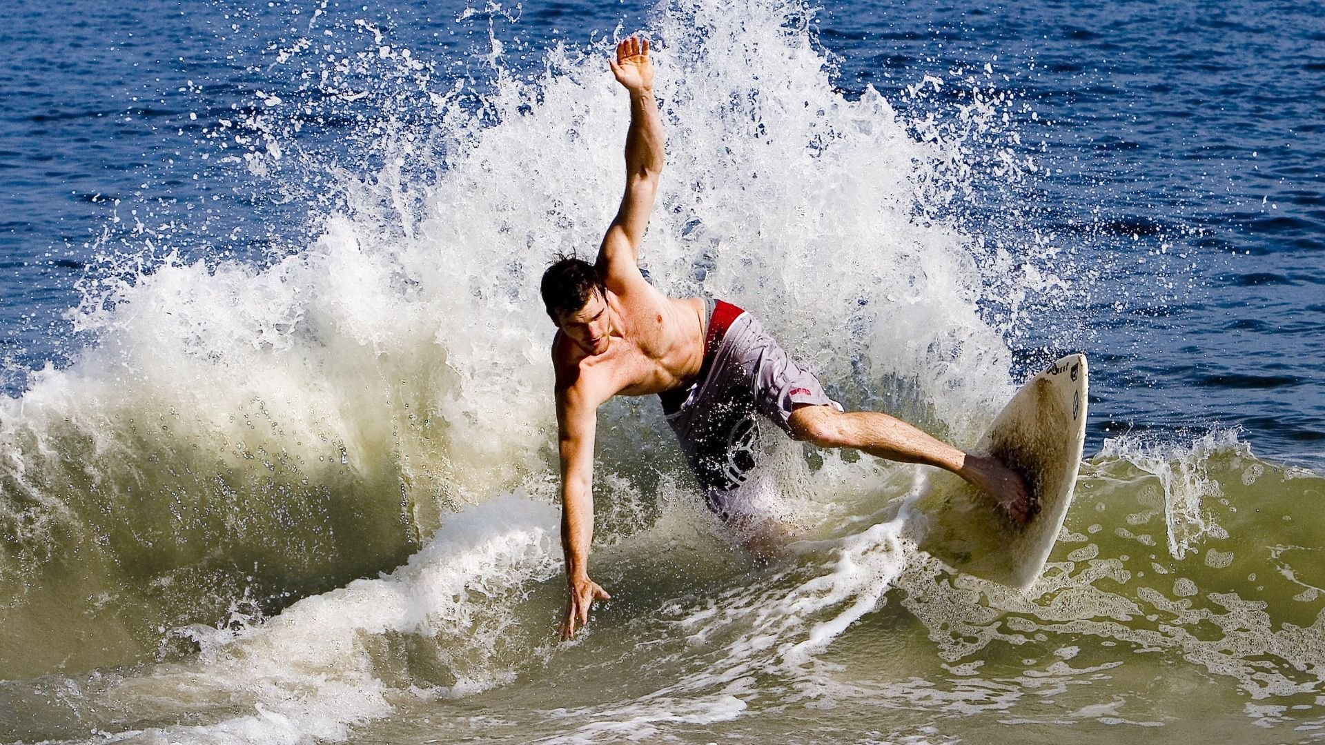 开云体育-魔法暂停，当广州塔尖触达美航中心穹顶时，詹姆斯投出那颗篮球